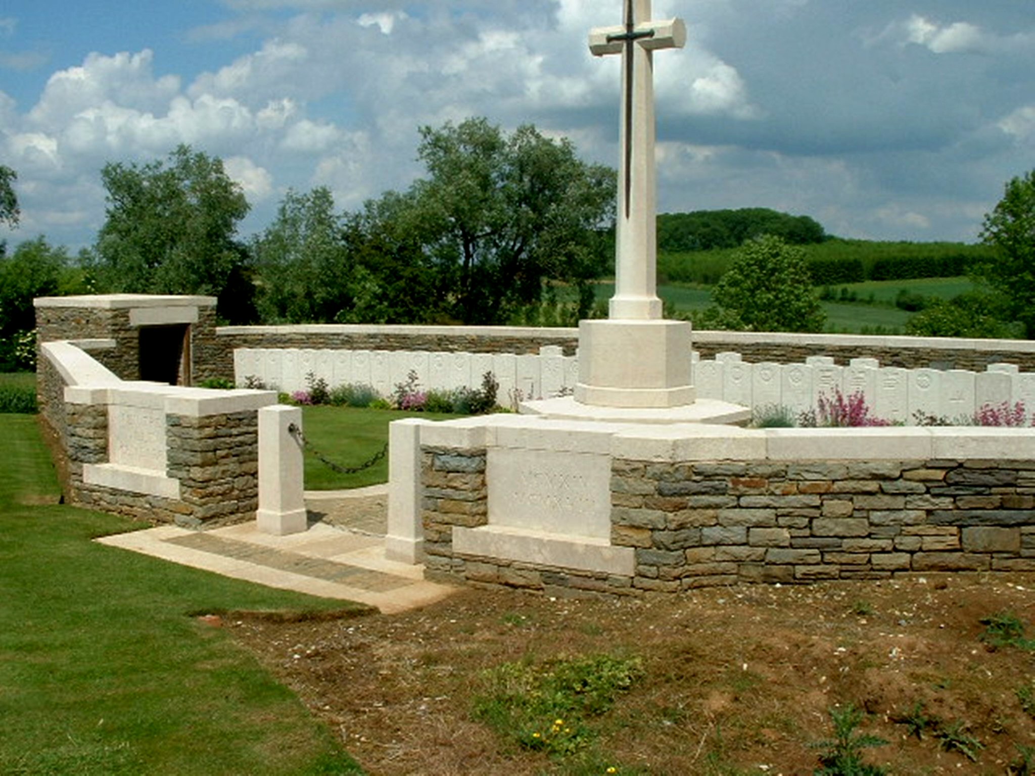 Ten Tree Alley Cemetery showing the Cross of Sacrifice