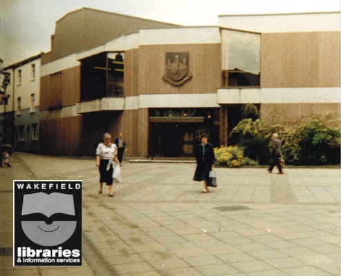 A colour photograph of the front entrance of Pontefract Library, taken in 1987. Internal Ref: Private collection
